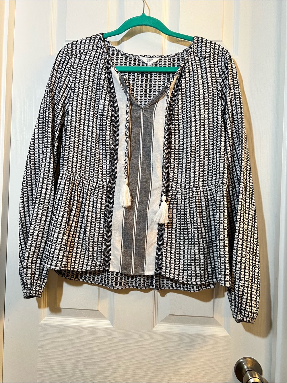 🦋 crown & ivy Black and White Patterned Peasant Tunic size large